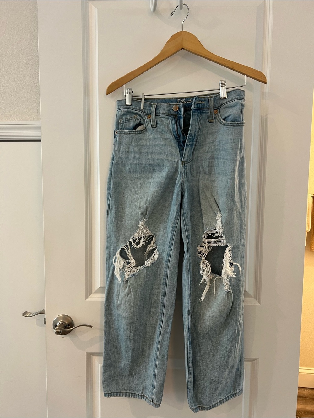 Universal Threads Light Blue Distressed Women's Jeans